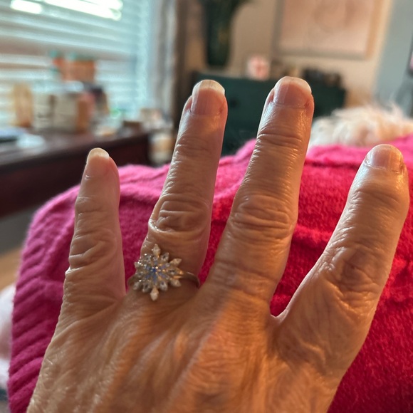 Elegant Sterling Silver Framed Snowflake Brooch - Picture 3 of 6